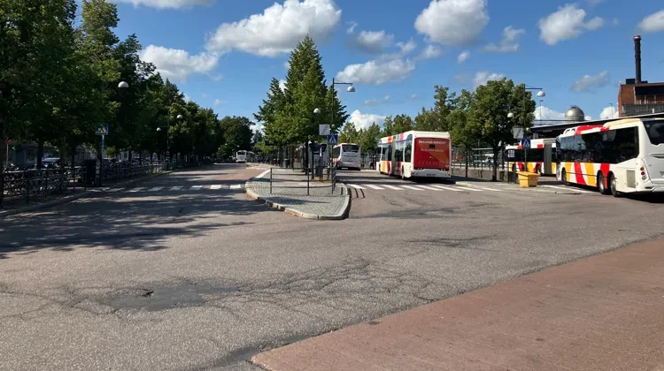 Bussar vid en större busshållplats.