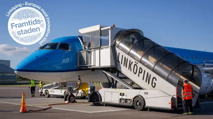 En trappa står uppställd mot ett flygplan.