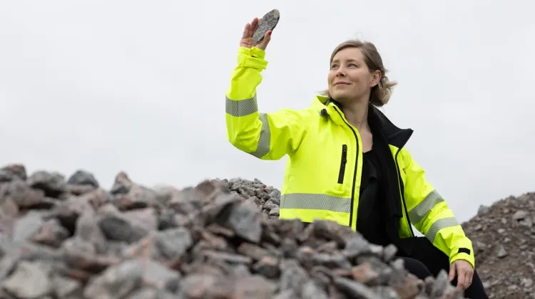 Masshanteraren håller upp en sten