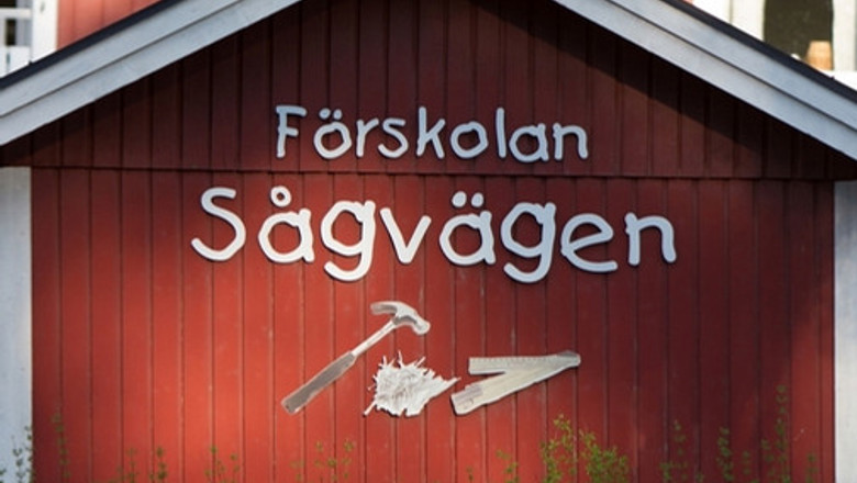 Skylt på husgavel. Förskolan Sågvägen.