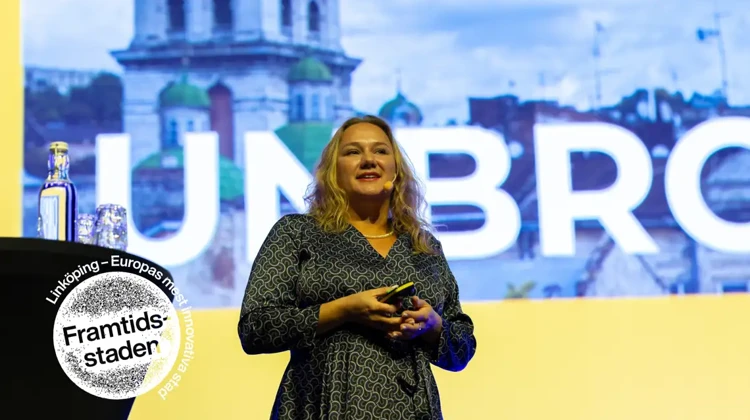 Olena står på scenen och talar