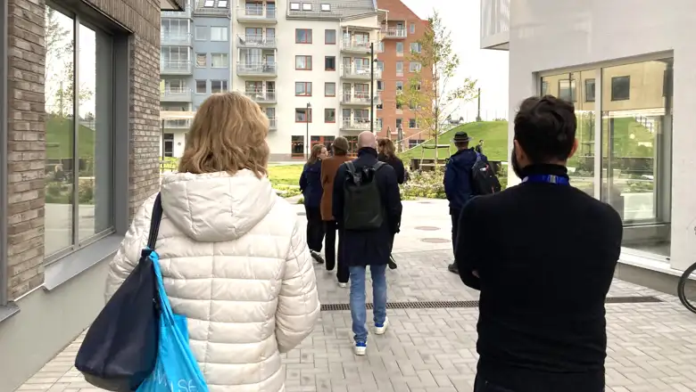 Grupp går på rundtur i Ebbepark