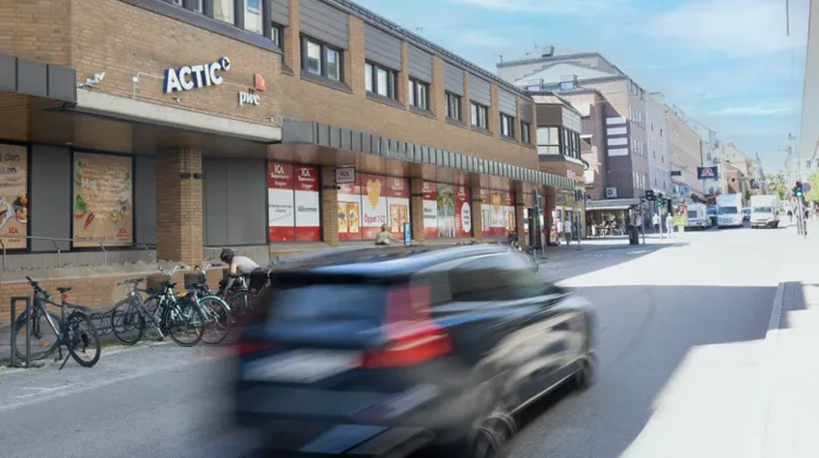 På fasaden sitter en radar för att mäta trafiken på Storgatan.