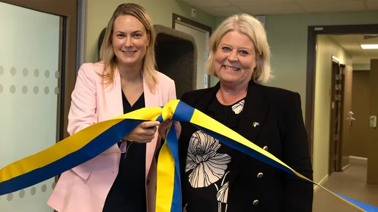 Annika Krutzén och Camilla Waltersson Grönvall knyter invigningsband