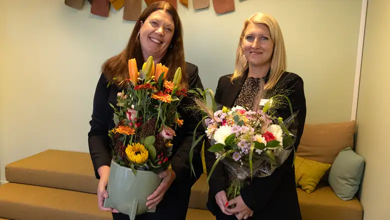 Enhetschef Maria Eklund och verksamhetschef Karolina Rydbrant med blommor