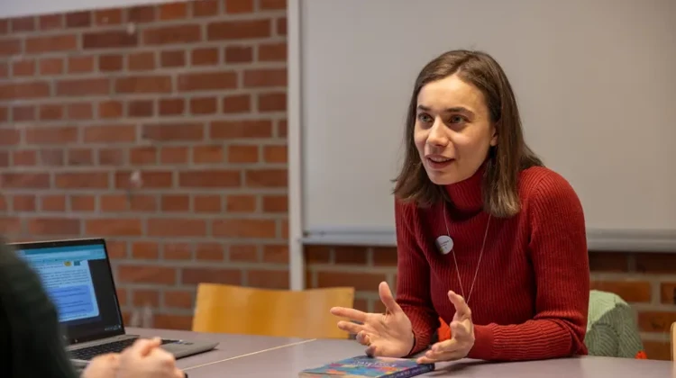 Modersmålslärare undervisar elev