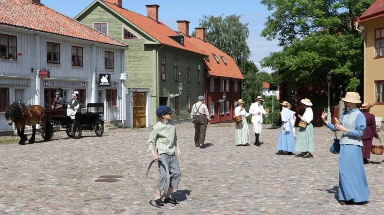 Kryddbodtorget med kullersten i Gamla Linköping. Häst med vagn i bakgrunden. 