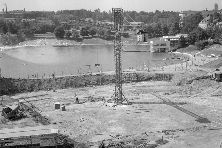 Ett svartvitt foto av en byggarbetsplats.