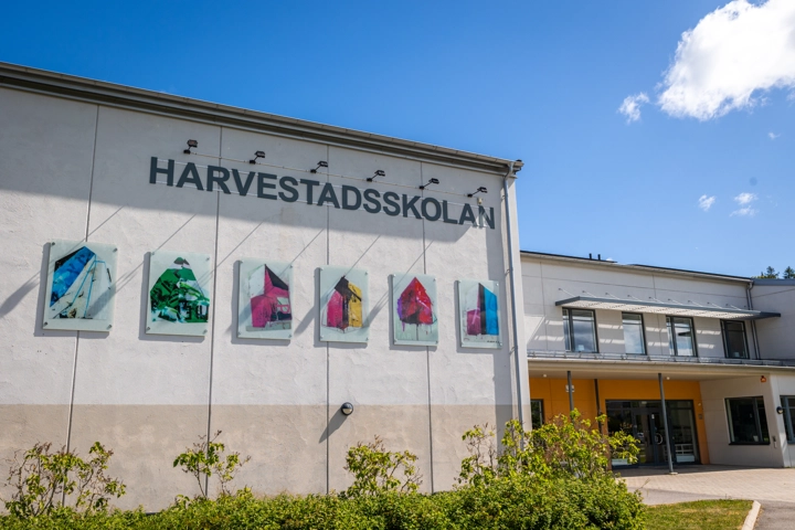 En byggnad med en skylt på sidan.