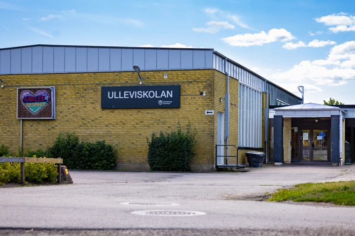 En gul tegelbyggnad med en skylt på.
