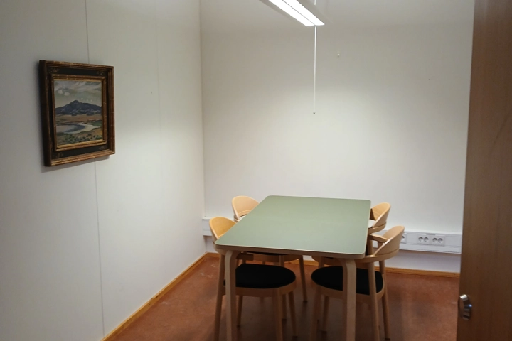 Ett rum med ett bord och två stolar.