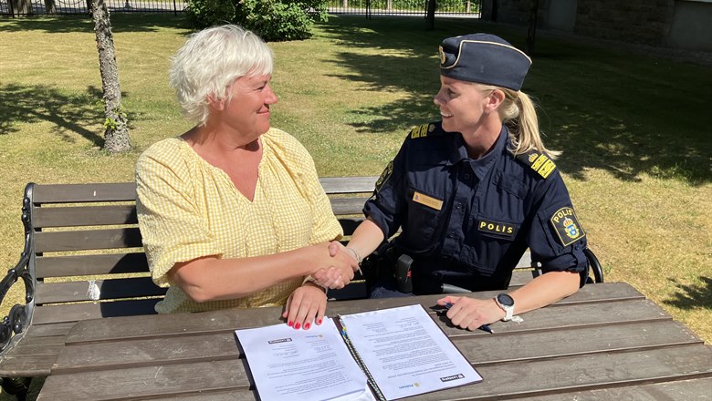 Kristina Edlund (S), kommunstyrelsens ordförande, och Ann-Christine Rehnström, lokalpolisområdeschef tar i hand efter att båda ha skrivit på medborgarlöftet.