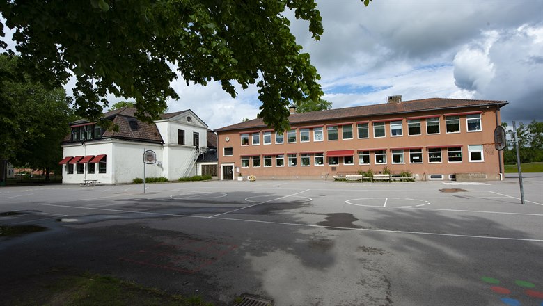 Vreta kloster skola med asfalterad skolgård och basketplan i förgrunden