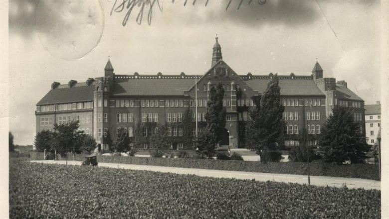 En äldre bild på Katedralskolan sett framifrån. Bilden är svartvit 