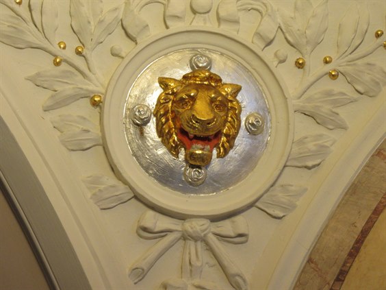 Frescomålning i trapphuset med djurhuvud i guld, i Jonn O Nilsons palats