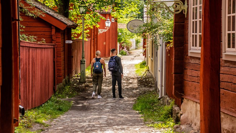 Två personer går i Gamla Linköping