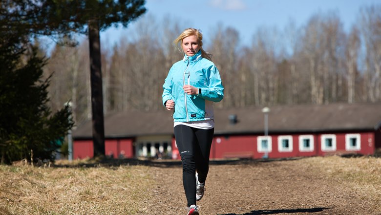 En kvinna är ute och springer vid ett motionscentrum. Foto: Oskar Lüren