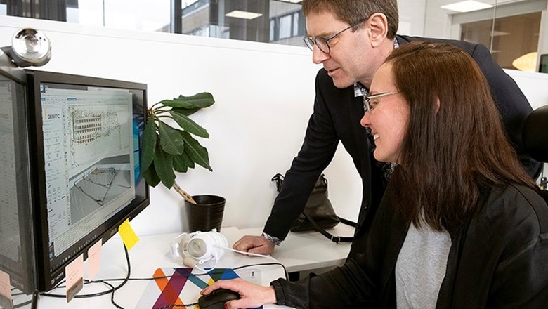 Två medarbetare på Configura framför en dator