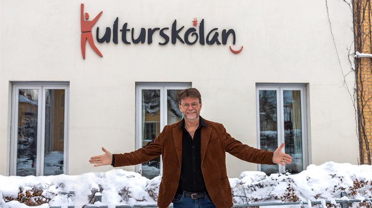 Man står med utsträckta armar framför Kulturskolan i Linköping