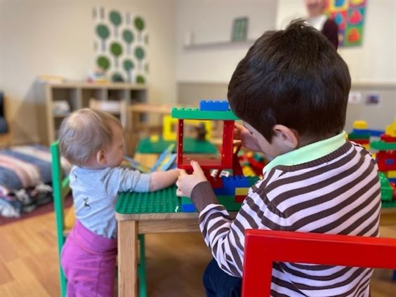 Barn bygger lego på öppna förskolan