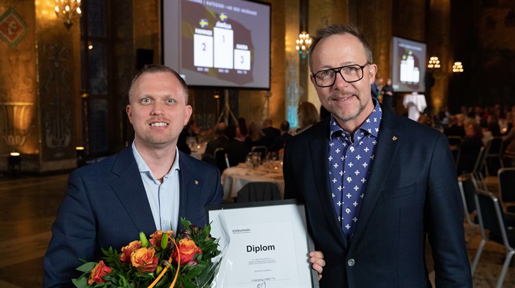 Kommunalråd Stefan Erikson (M) och enhetschef Erik Åqvist tar emot priset.