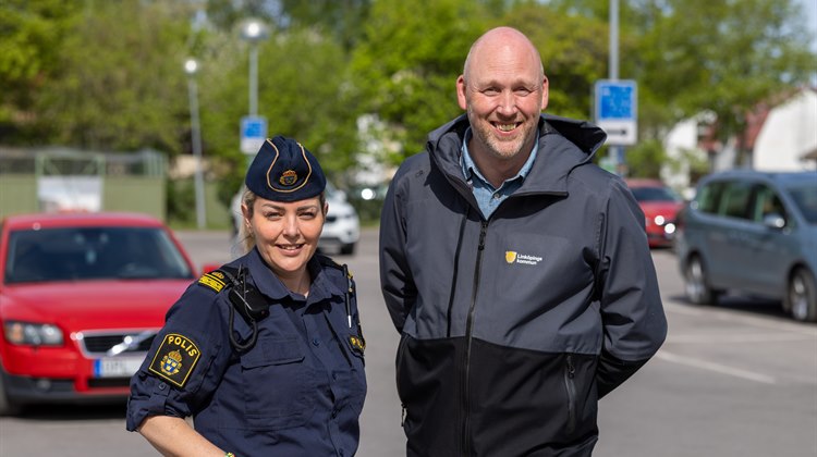 Elin Claesson, kommunpolis, och Roger Lönnqvist, säkerhetssamordnare, på en parkeringsplats i Ljungsbro där ungdomar med A-traktorer gärna träffas. Foto: Evelina Restrup.