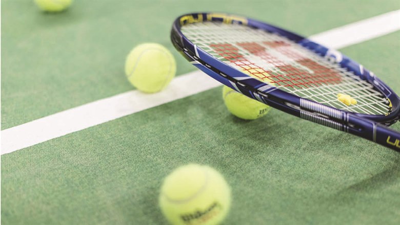 Några tennisbollar på en plan och en racket. foto: David Einar