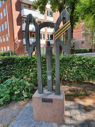 Statyn av “Sibiriens ängel” framför Elsa Brändströms skola på Vasavägen