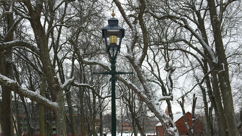 Den nymonterade belysningen är till utseendet är en kopia av den som fanns i Linköping fram till början av 1920-talet.
