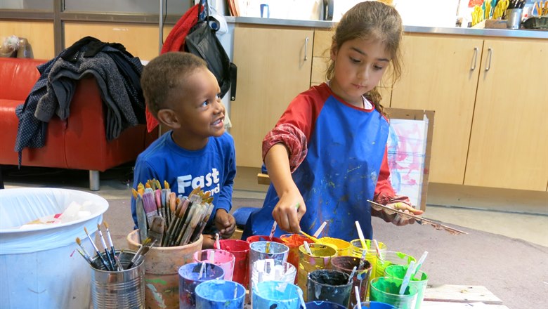 Två barn som målar med vattenfärger