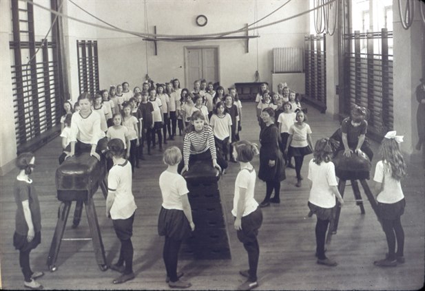 Gymnastikundervisning för flickor, förmodligen 1920-tal