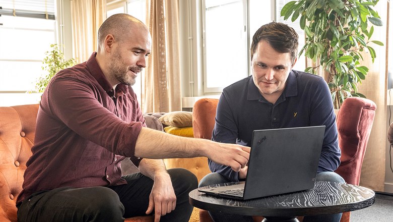 Johan Petersson och Dennis Höijer samtalar och tittar på en datorskärm