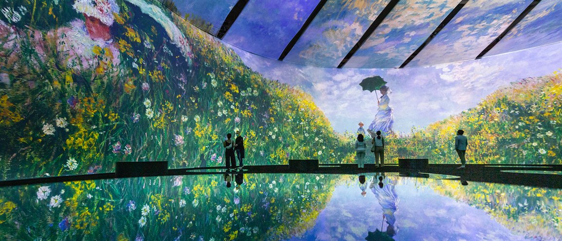 Bild från "Beyond Monet", där Monets målningar visar på stora bildskärmar