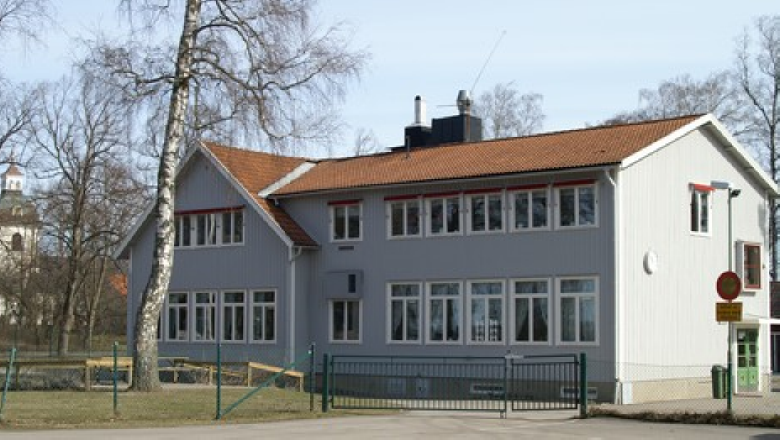 Rappestad skolbyggnad och en liten del av skolgården
