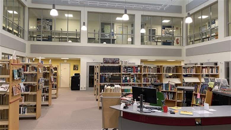 Berzeliusskolans bibliotek, lånedisk och bokhyllor