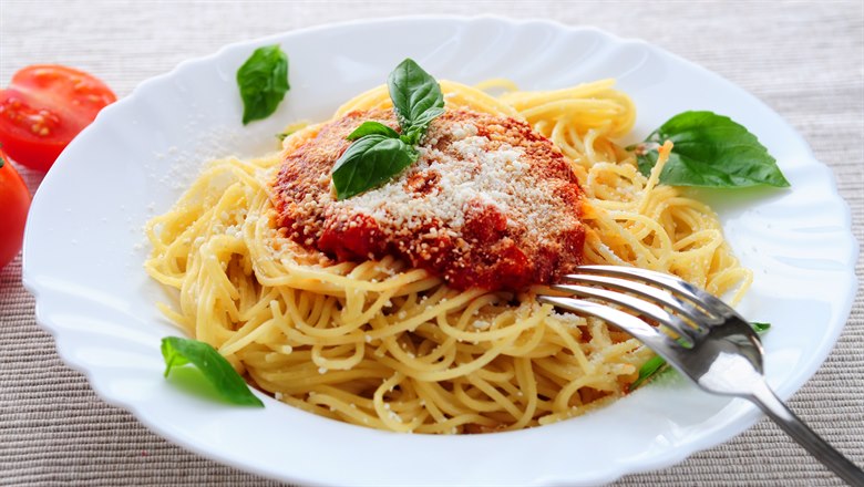 Vit tallrik med spaghetti och köttfärssås
