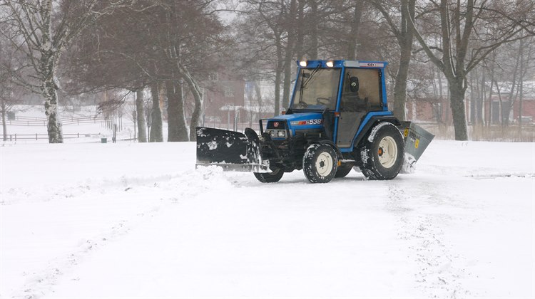Traktor plogar bort snö