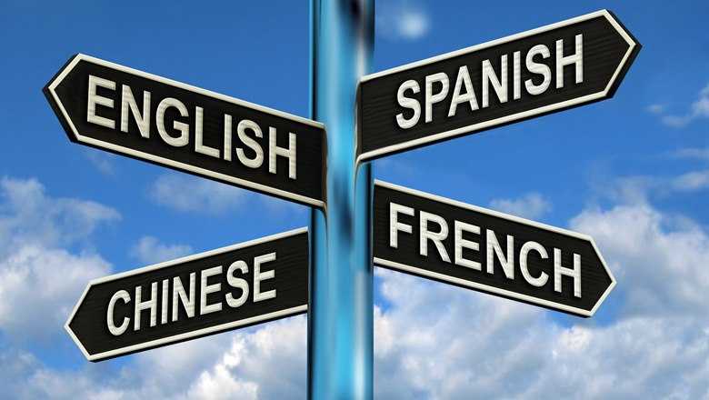 En vägskylt med Languages som översta text. Sen pekar pilarna English, Chinese, Spanish och French åt olika håll under den.