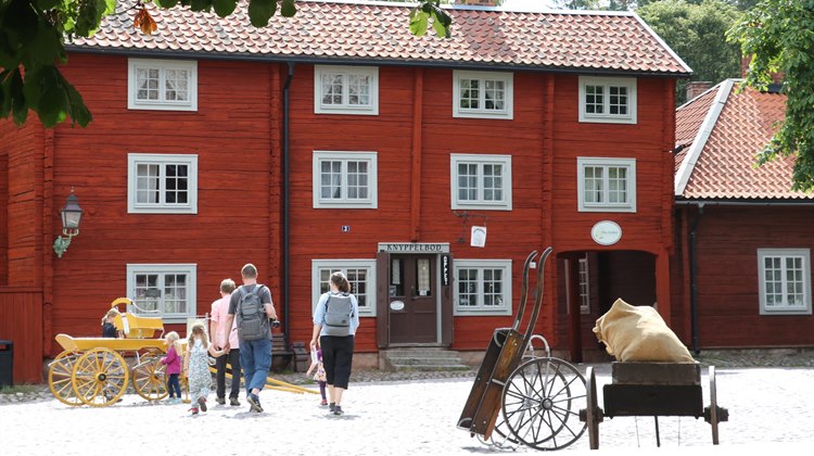 Besökare framför ett hus i Gamla Linköping