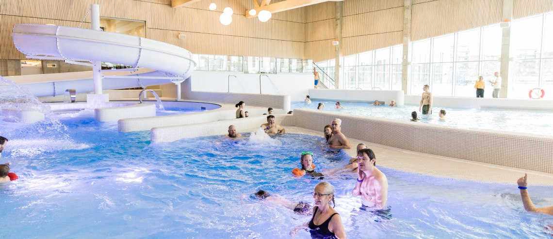 Personer badar i bassäng i Linköpings nya simhall 