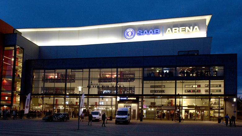 Exteriören från huvudentrén till Saab Arena på kvällstid.