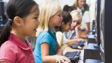 Barn i förskoleklass lär sig att använda datorer. 