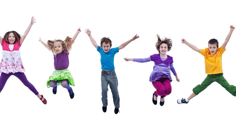 fem barn i färgglada kläder hoppar mot en vit bakgrund