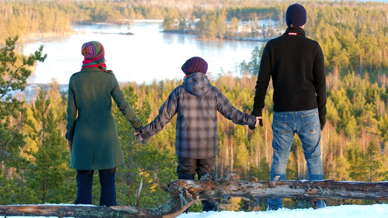 Familj på utsiktsplats vid sjö