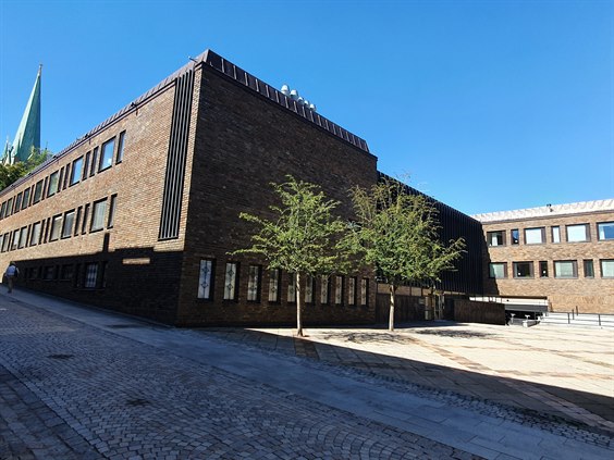 Foto från 2022 på Nämndhuset (som är byggt på 1960-talet) taget från Domkyrkogatan