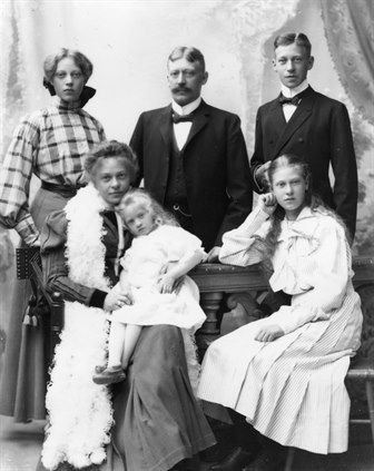 Jonn O omgiven av sin familj med fru och fyra barn