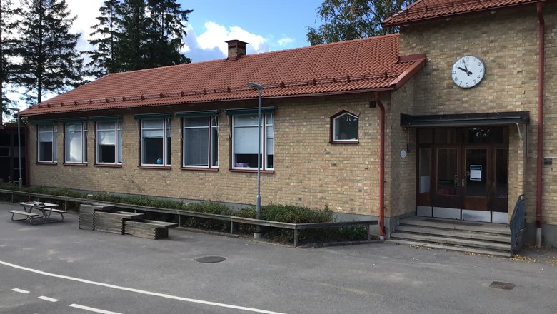 Den gamla skolbyggnaden i gult tegel som numera inrymmer Maråsvägens förskola.
