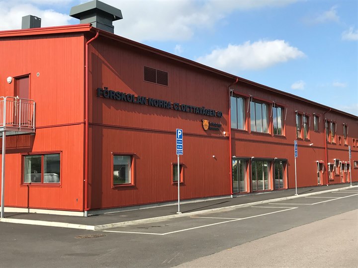 Förskolan Norra Cloettavägens röda tvåvåningsbyggnad