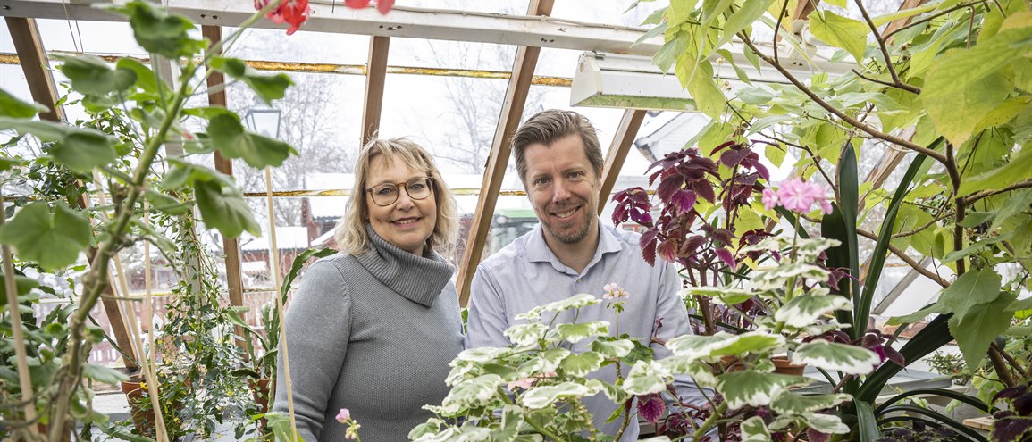 Tina och Jörgen i ett grönskande växthus