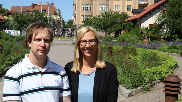 Miljöinspektörer Ulrika Lundahl och Jimmy Roslund i Trädgårdsföreningen